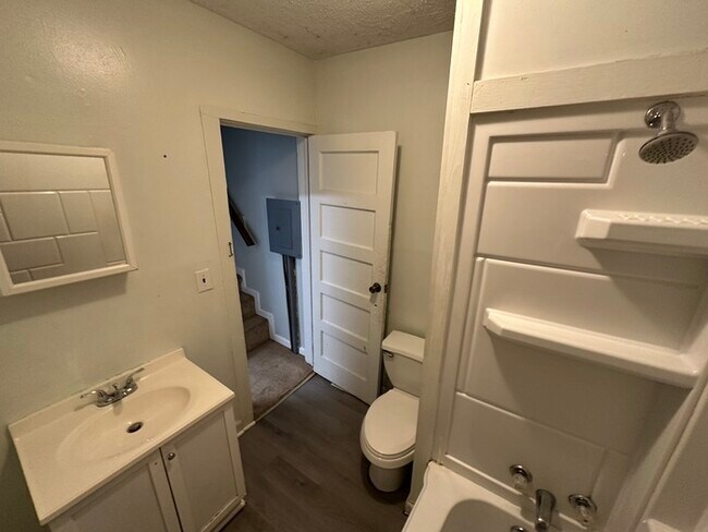 Foto del edificio - Two Bedroom Townhome Near State Street
