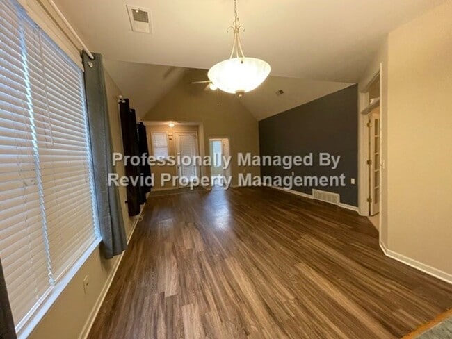 Building Photo - 2 bedroom Home in Harbor Town!!