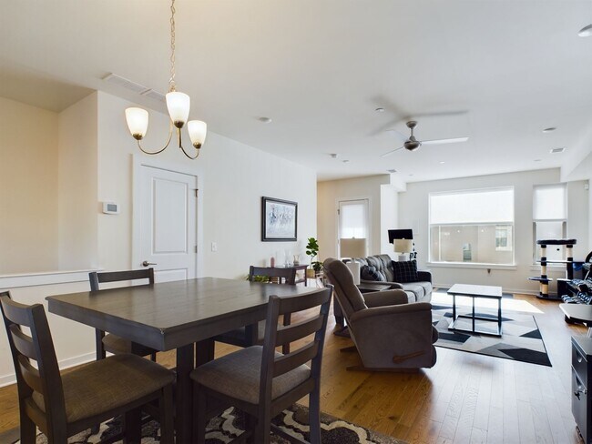 Foto del edificio - Bi-level unit with parking and rooftop