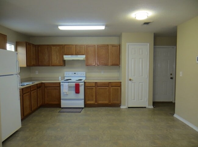 Building Photo - This home is waiting for YOU!