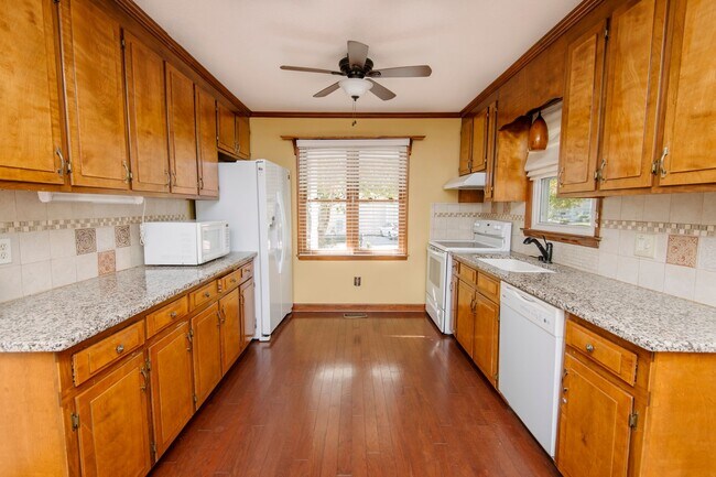 Foto del edificio - Gorgeous 3 Bedroom Home with Backyard Oasi...