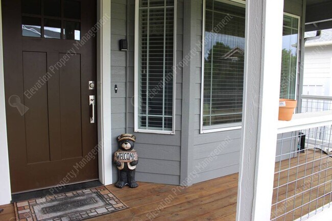 Foto del edificio - **Unfurnished** Spacious single-level 3 BR...
