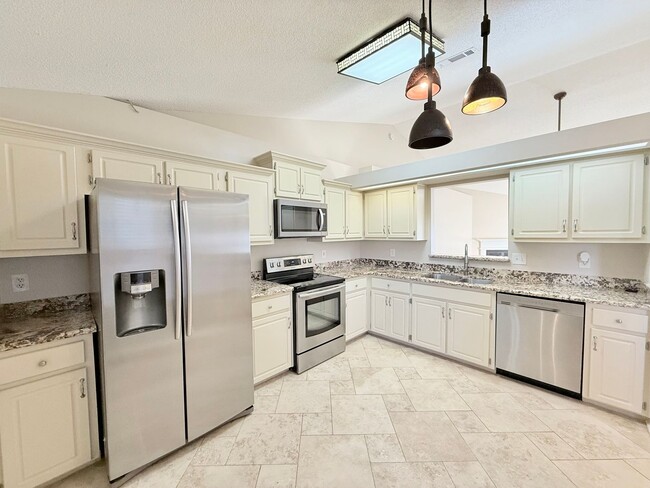 Foto del edificio - Spacious 3-Bedroom Home - Ideal Location