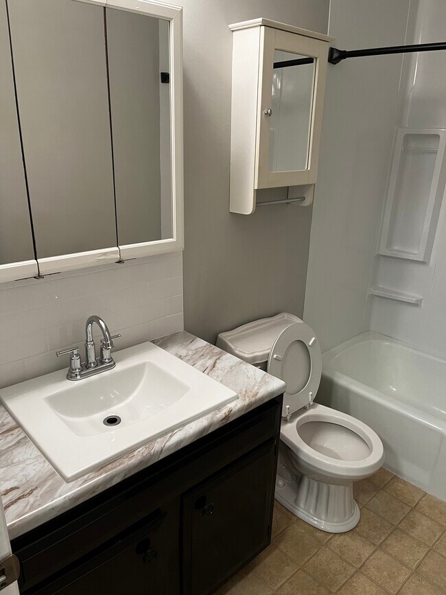 Foto del edificio - 2737 Thackeray Ave NW
