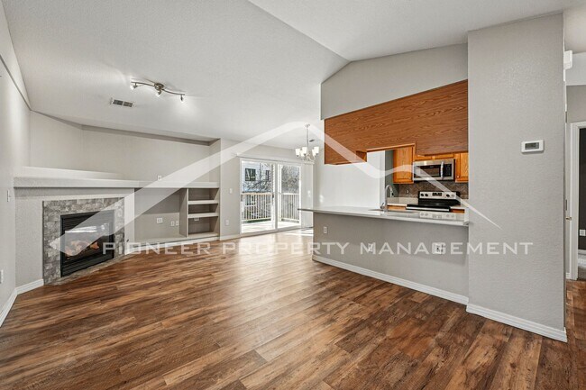 Building Photo - Updated Condo with Central AC!