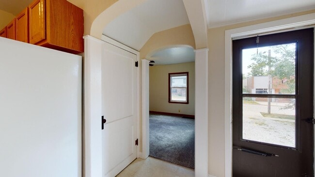 Building Photo - AVAILABLE AUGUST 1st! 3 Bedroom Home close to ISU Campus