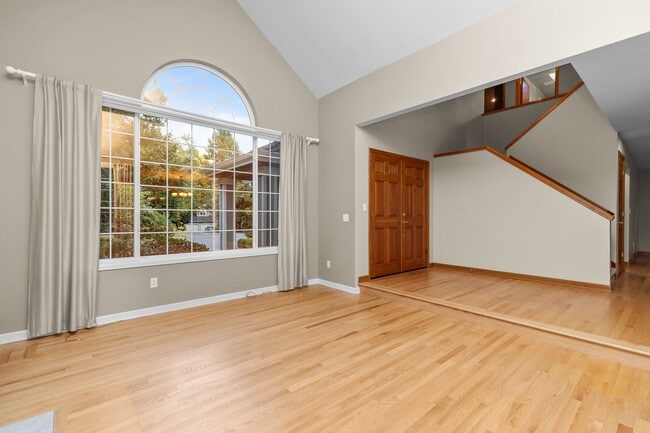 Building Photo - Spacious 4 bed/2.5 bath in Kirkland