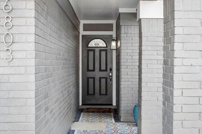 Foto del edificio - 6803 Castlekeep Way