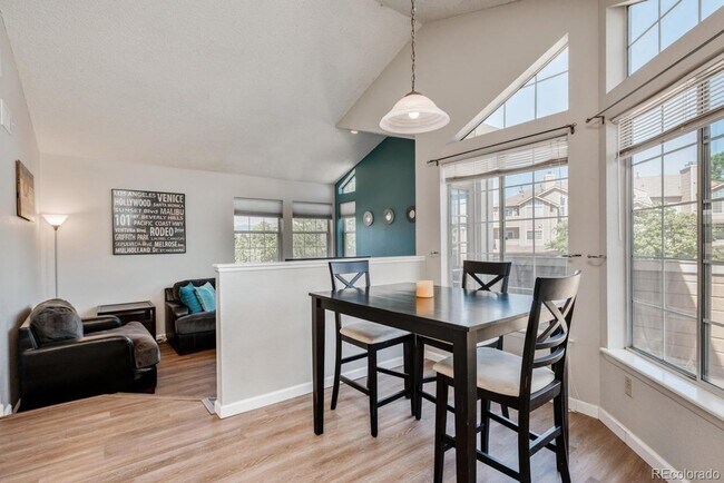 Foto del edificio - Beautiful Condo - Quincy and Wadsworth