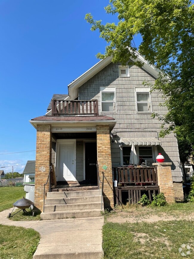 Franklin Heights Apartments for Rent with a Yard Milwaukee, WI 6 Rentals