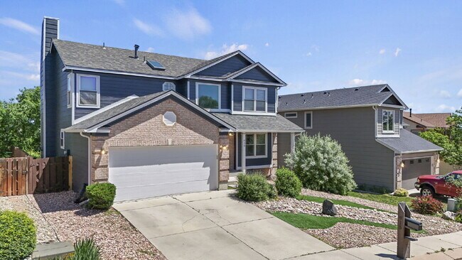 Foto del edificio - Spacious 5-Bedroom Home with Mountain View...