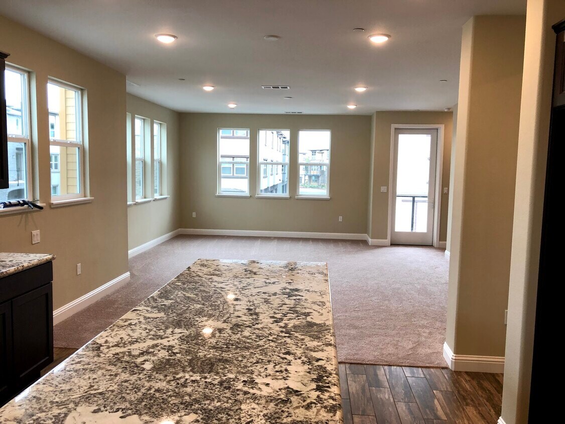 Building Photo - 855 Cotati Terrace