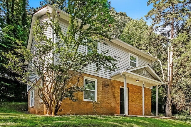 Foto del edificio - 421 Whispering Pines Dr
