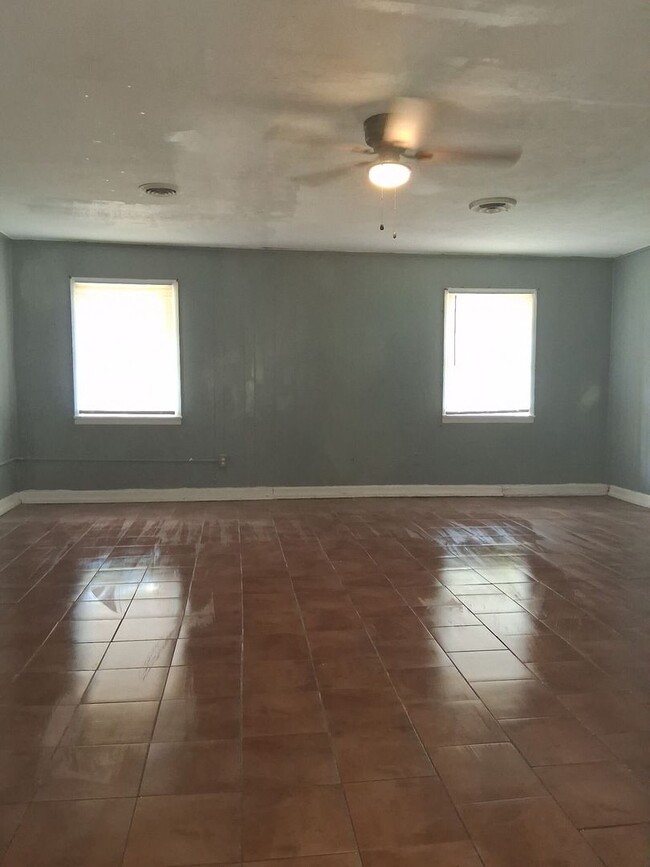 Building Photo - 1215 Garden Park Dr