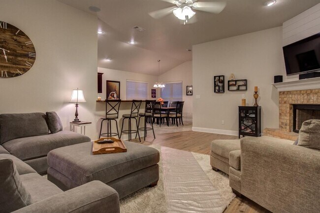 Foto del edificio - Spacious 4-Bedroom Home Available August 8...