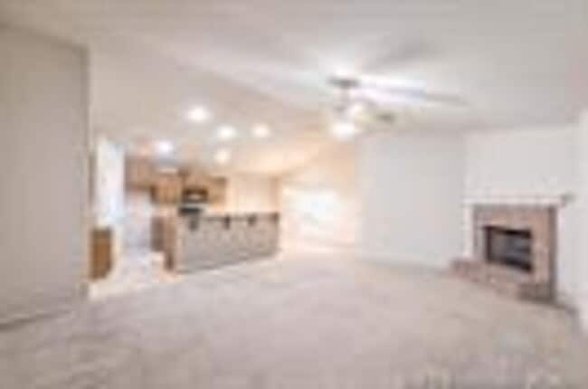 Building Photo - Well maintained home in a great location w...