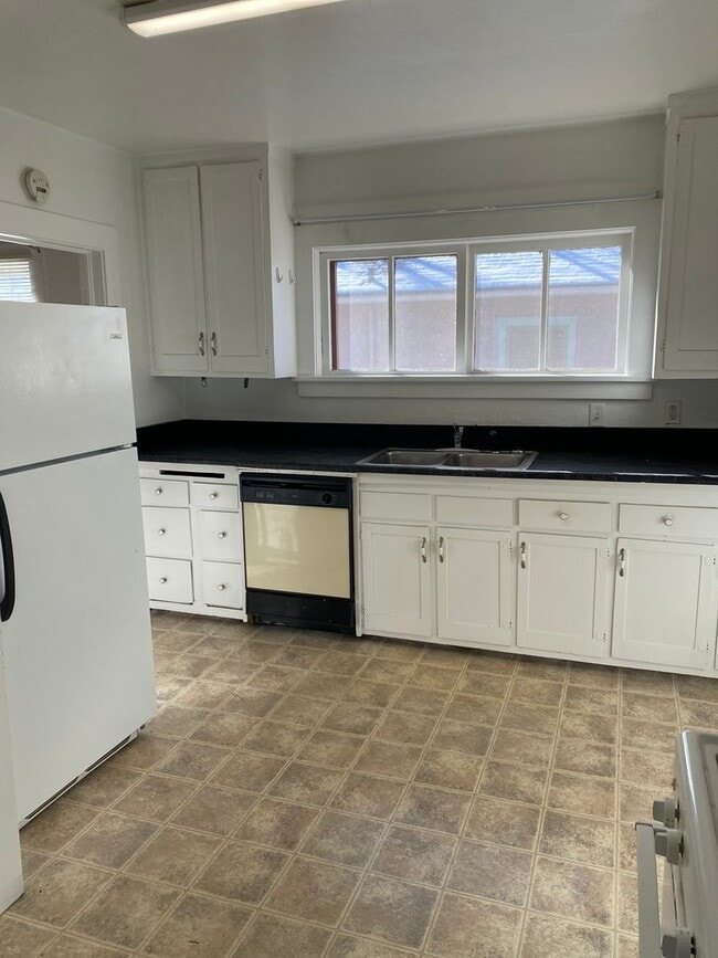 Building Photo - 27 S Elm St