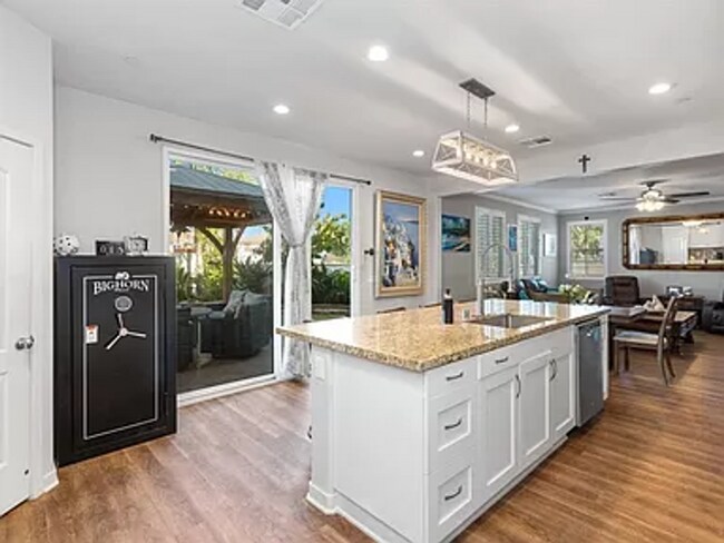 Foto del edificio - Beautiful, Partially Furnished Oceanside Home.