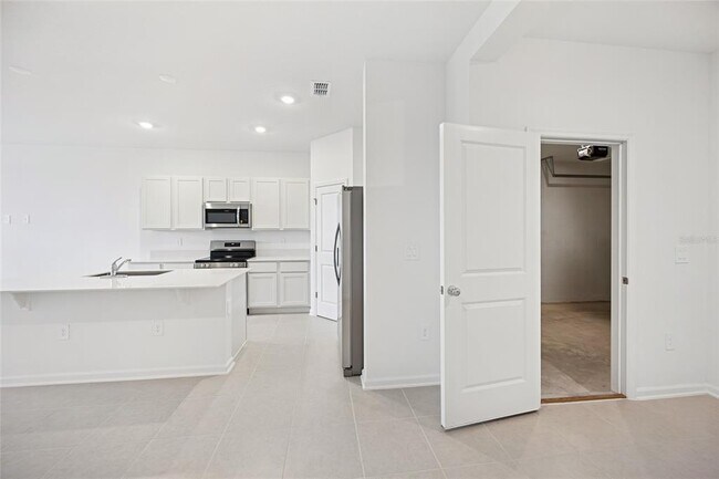 Building Photo - 3007 Maloof Dr