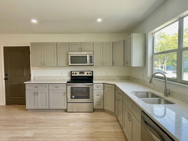 Foto del edificio - Spacious 4 Bedroom 2 Bathroom Single Famil...