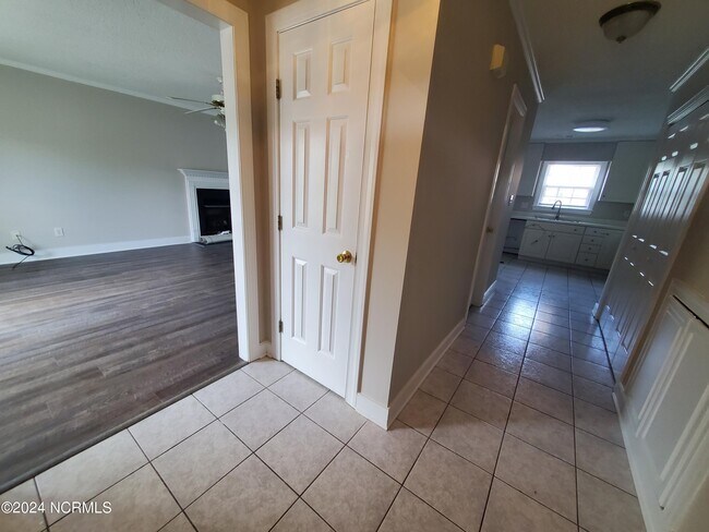 Building Photo - 213 Emily Dr