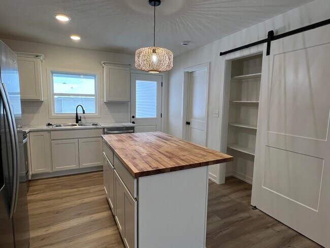 Foto del edificio - 7700 N Rainbow Dr