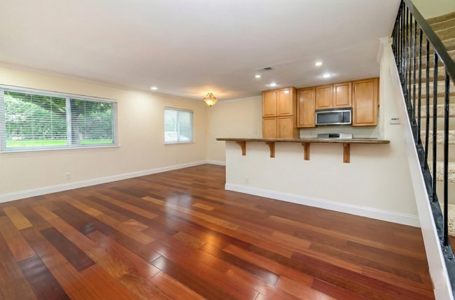 Building Photo - Pleasanton 2BD Townhouse w/ Granite Kitchen, Plank Floors, Community Amenities & Top Schools