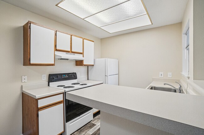 Kitchen - Sterling Pointe Apartments