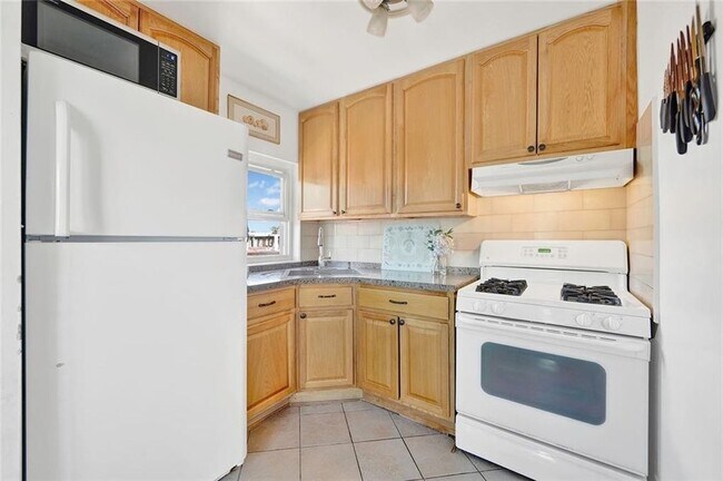 Building Photo - 861 E 51st St