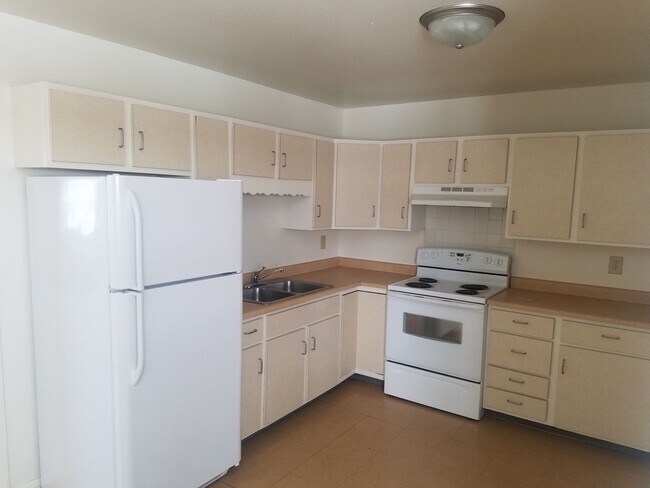 Building Photo - Large 3-Bedroom Townhome For Rent in Casper!