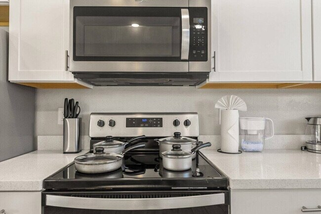 Building Photo - 6612 W Paradise Ln