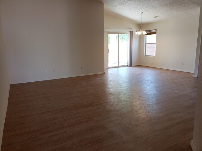 Building Photo - 3 bed 2 bath home in Huning Ranch