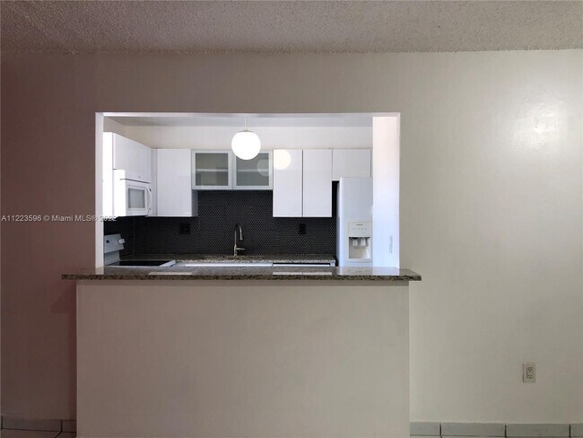 Building Photo - 9190 Fontainebleau Blvd