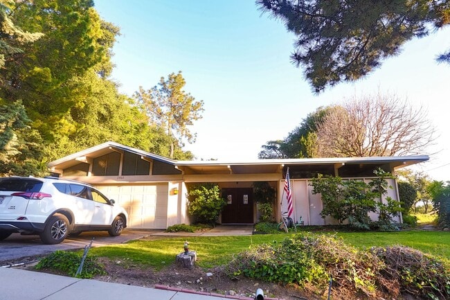 Building Photo - BEAUTIFUL 3 BEDROOM HOME WITH POOL IN THE HILLS OF LA CRESCENTA