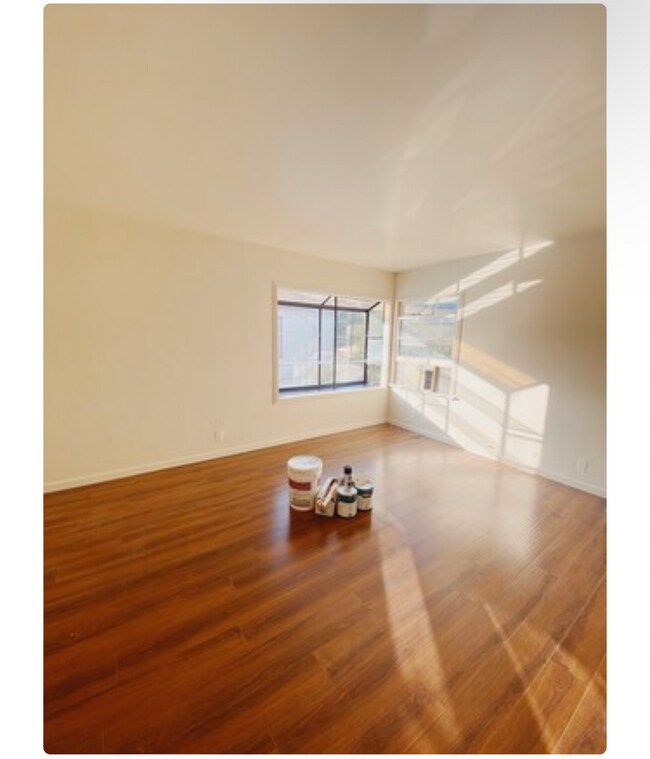 Spacious Living Room - 636 W Queen St