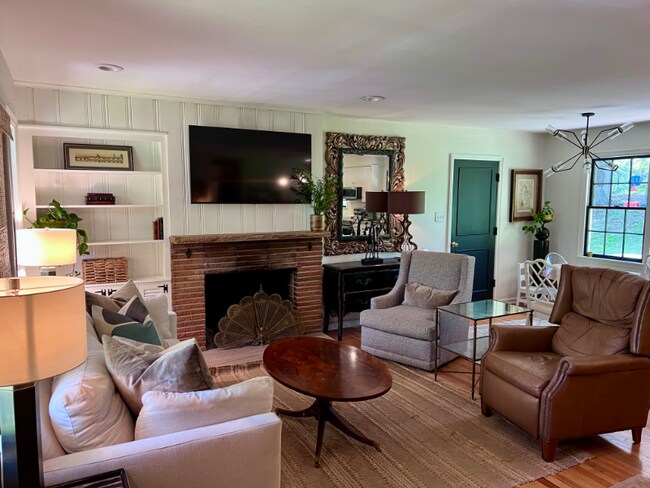Building Photo - 4109 Panorama Dr SE
