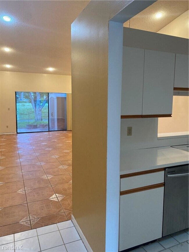 Building Photo - 3 br, 2 bath Condo - 3551 Inverrary Blvd W
