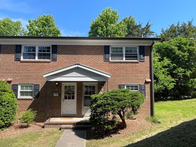 Incredible location! Fidelity Court offers comfort and convenience in the heart of Carrboro... - Incredible location! Fidelity Court offers comfort and convenience in the heart of Carrboro... Apartment