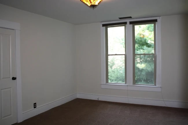 Building Photo - 805 N Lincoln St