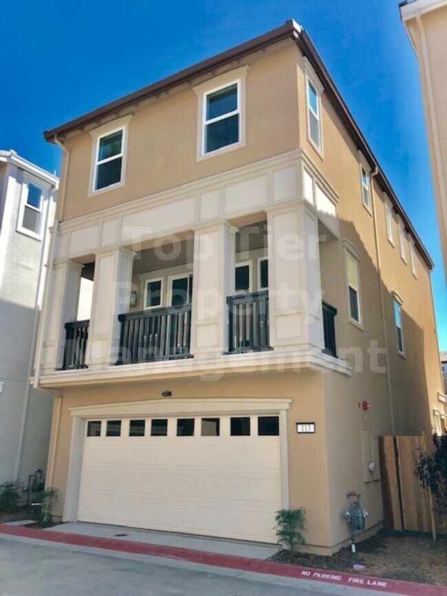 Foto del edificio - Beautiful tri-level 3 Bd/2.5 Ba, 2000 sf single-family house in Pleasant Hill available for lease...