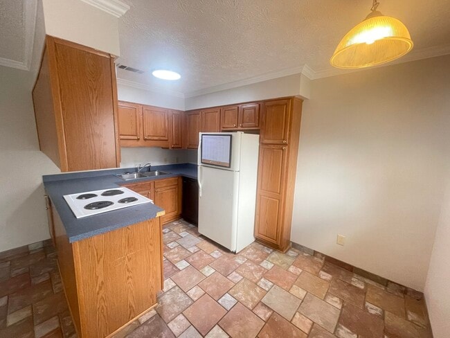 Building Photo - 2219 Paloma St