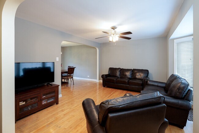 Building Photo - Charming 2 bdr, 2 bthr single family home in Belmont Cragin.