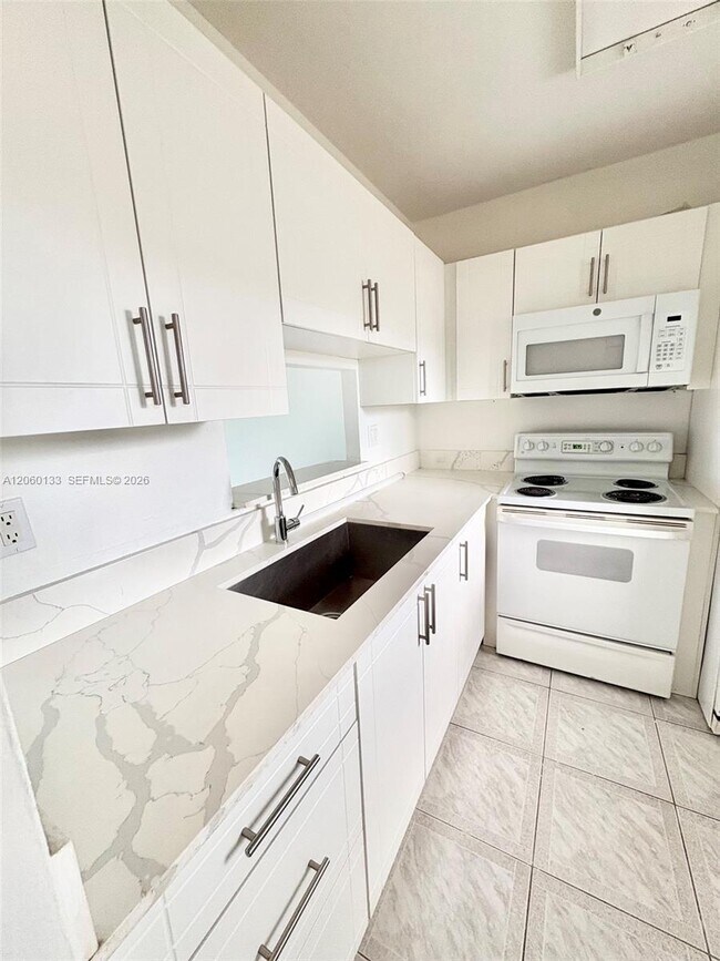 Building Photo - 5011 W Oakland Park Blvd