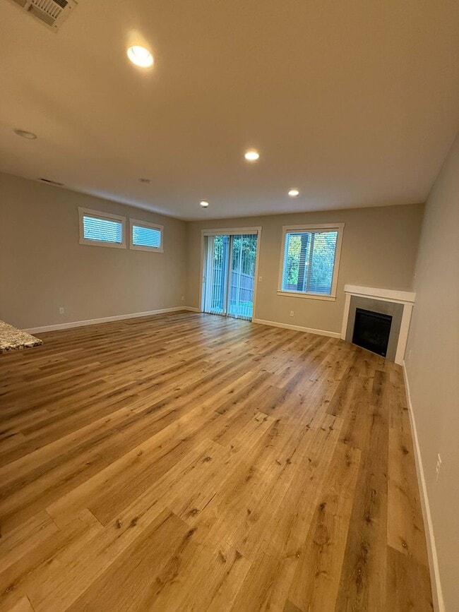 Foto del edificio - COMING SOON! Beautiful 3Bd/2.5Ba Salmon Creek Home!