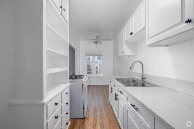Studio - 655SF - Kitchen - 601 N Rossmore Ave.