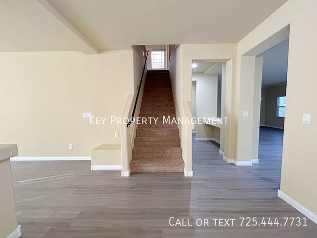 Foto del edificio - 4 BEDROOM 2.5 BATH + LOFT HOME IN SILVERAD...