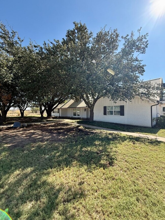 Foto del edificio - Beautiful modern farmhouse with 5 bedrooms...