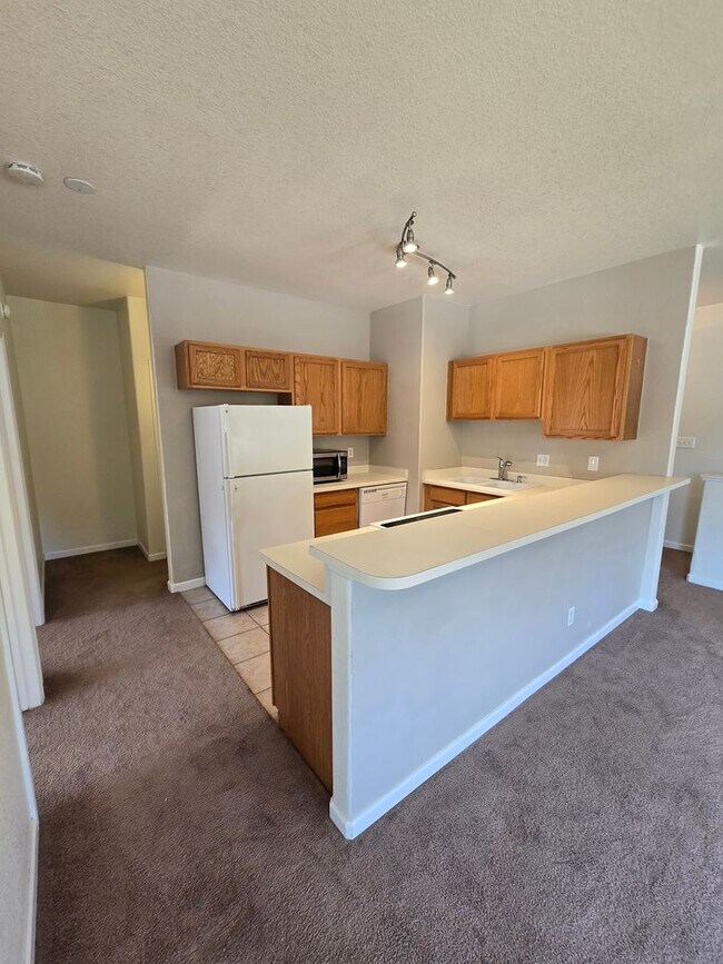 Foto del edificio - Spacious Townhome with Oversized 2-Car Gar...