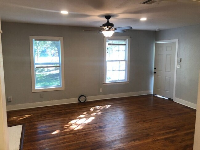 Building Photo - Remodeled Highland Property