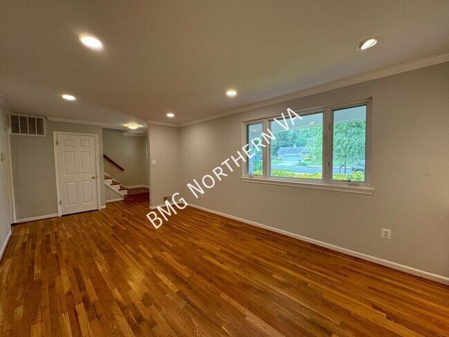 Building Photo - 5406 Gainsborough Dr